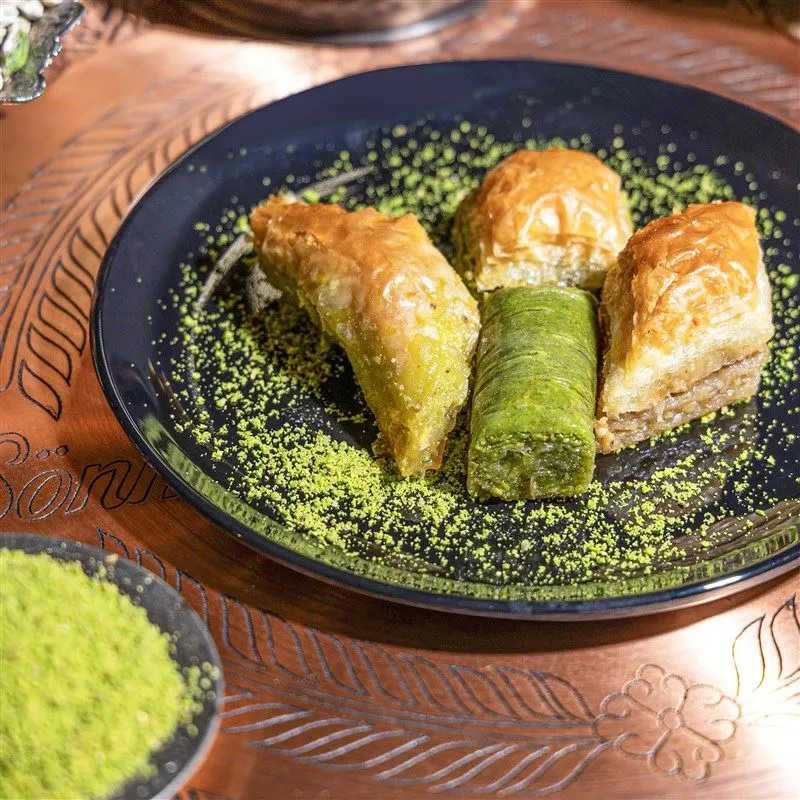 Gemischtes Baklava mit Pistazien (0,5 Kg)