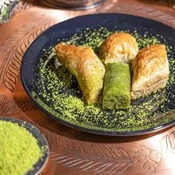 Gemischtes Baklava mit Pistazien (0,5 Kg)