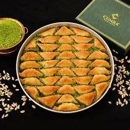 Fıstıklı Şöbiyet | Geleneksel Şöbiyet Tatlısı – Cumba Baklava İncecik hamur ve özel fıstıkla hazırlanan fıstıklı şöbiyet tatlısı. Doğal malzemelerle pişirilmiş Cumba Baklava şöbiyet çeşitlerini keşfedin.