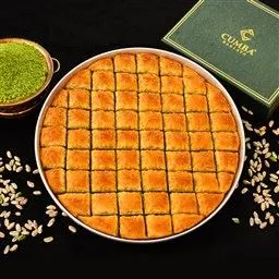 Özel Kare Baklava Tepside | Kare Tepsi Baklava Çeşitleri Tepside sunulan özel kare baklava. Geleneksel tarifle hazırlanan kare tepsi baklava çeşitleri Cumba Baklava kalitesiyle şimdi sipariş verin.