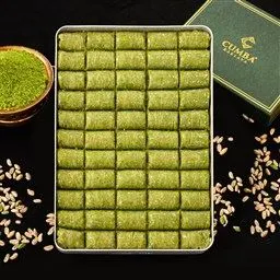 Antep Fıstıklı Dolama Tepside | Geleneksel Sarma Baklava Tepside sunulan fıstıklı dolama baklava. Antep fıstığıyla hazırlanmış geleneksel sarma baklava Cumba kalitesiyle sofranıza ulaşır.