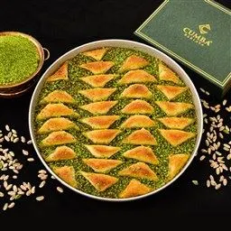 Bol Fıstıklı Şöbiyet Dilimleri | Antep Şöbiyet Baklava Tabağa dizilmiş bol fıstıklı özel şöbiyet tatlısı, Cumba Baklava’nın doğal içeriklerle hazırladığı, Antep usulü geleneksel şöbiyet tatlısı.