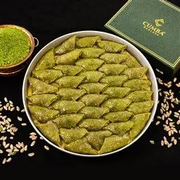 Fıstıklı Yaprak Şöbiyet | Geleneksel Şöbiyet Lezzeti Cumba Baklava’nın taş fırında hazırladığı fıstıklı yaprak şöbiyet. Katkısız, ince hamurlu şöbiyet çeşitleri ve fiyatlarıyla şimdi sipariş verin.