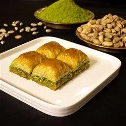 Özel Kuru Baklava - Cumba Baklava Özel Kuru Baklava Yoğun fıstık ve özel şerbetle hazırlanan Kuru Baklava. geleneksel lezzetin ötesinde bir tat sunuyor.