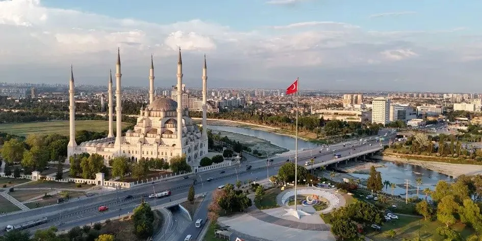 Adana'da Yükselen Gurur: 110 Metrelik Dev Bayrak Direği