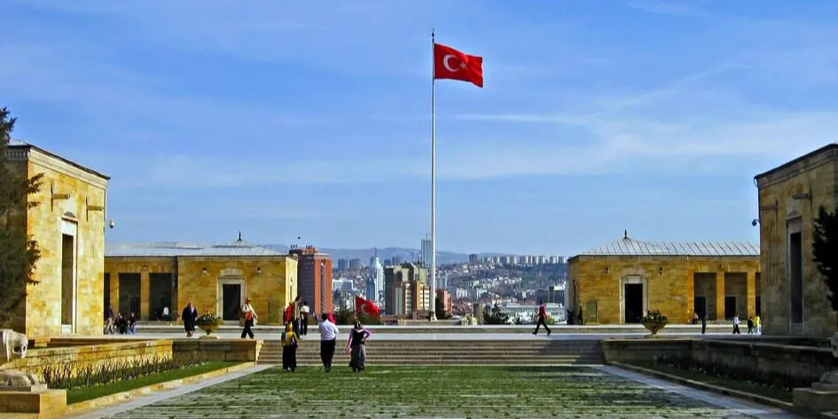 Bayrak Direği Seçimi: Paslanmaz mı Galvaniz mi?