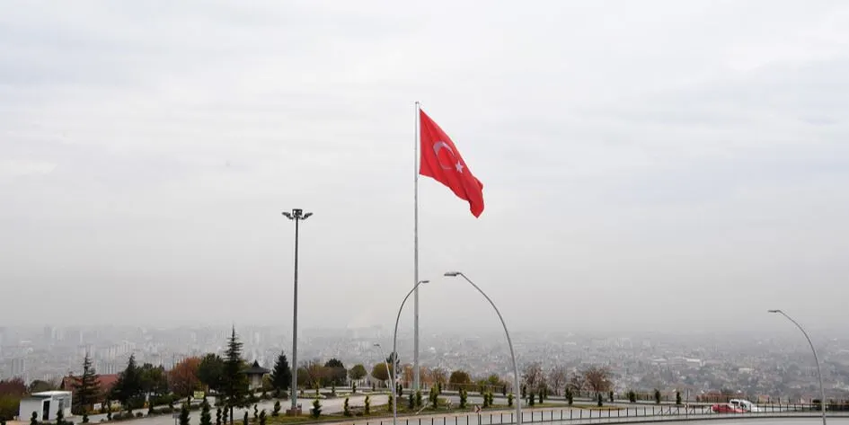 Kurumsal Binalar İçin Bayrak Direği Seçerken Dikkat Edilmesi Gereken 5 Teknik Kriter