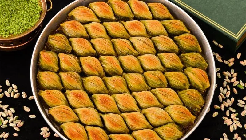 1 Tepsi Baklava Kaç Kilo ? 1 tepsi baklava kaç kilo sorusuna yanıt veren taze Antep baklavası görseli