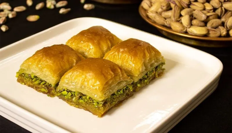 En Güzel Fıstıklı Baklava Tarifi En güzel fıstıklı baklava tarifiyle hazırlanmış taptaze Antep baklavası görseli