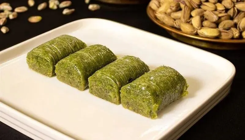 Fıstıklı Dolama Antep fıstığıyla hazırlanan geleneksel fıstıklı dolama tatlısı