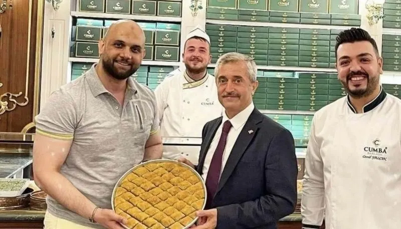 Gaziantep Baklavasının Püf Noktası Gaziantep baklavasının püf noktalarını gösteren geleneksel tatlı görseli
