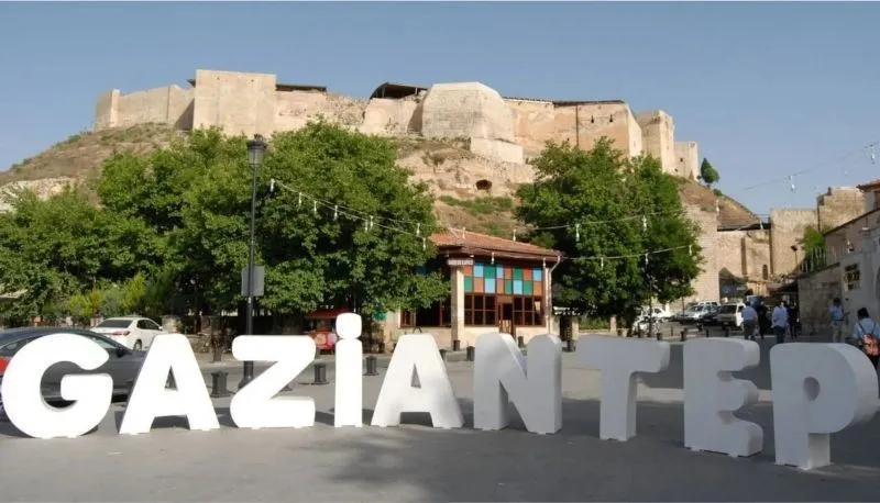 Gaziantep: Lezzet ve Tarih Şehri Gaziantep lezzetleri ve tarihiyle ünlü şehri anlatan görsel