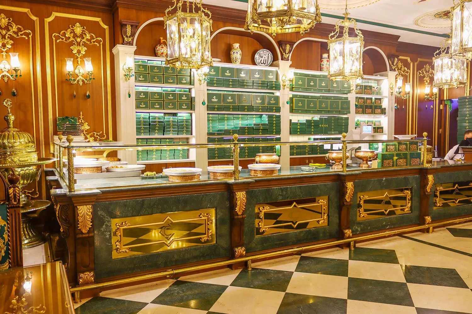 Ramazan Sofralarının Vazgeçilmezi: Baklava ve Diğer Geleneksel Tatlar Ramazan sofralarının vazgeçilmezi baklava ve geleneksel tatlı çeşitleri