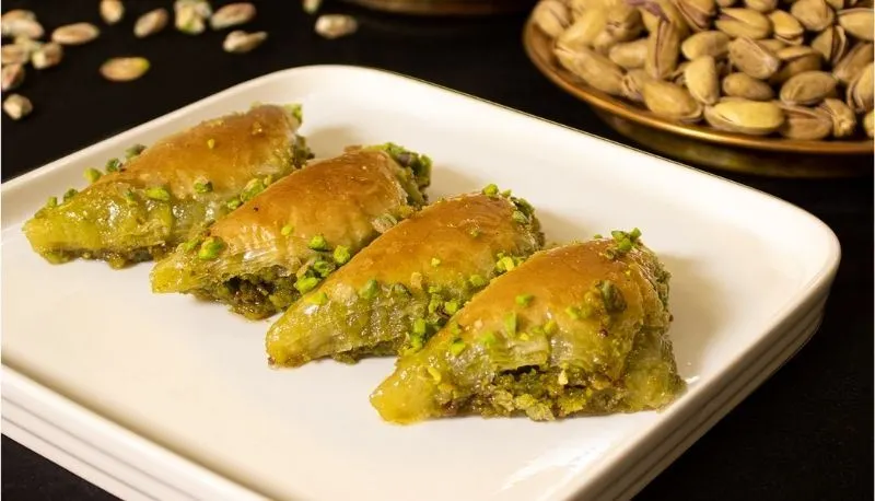 Şöbiyet Baklava Kökeni ve Tarihi Şöbiyet baklavanın kökeni ve tarihi hakkında bilgi veren geleneksel tatlı görseli